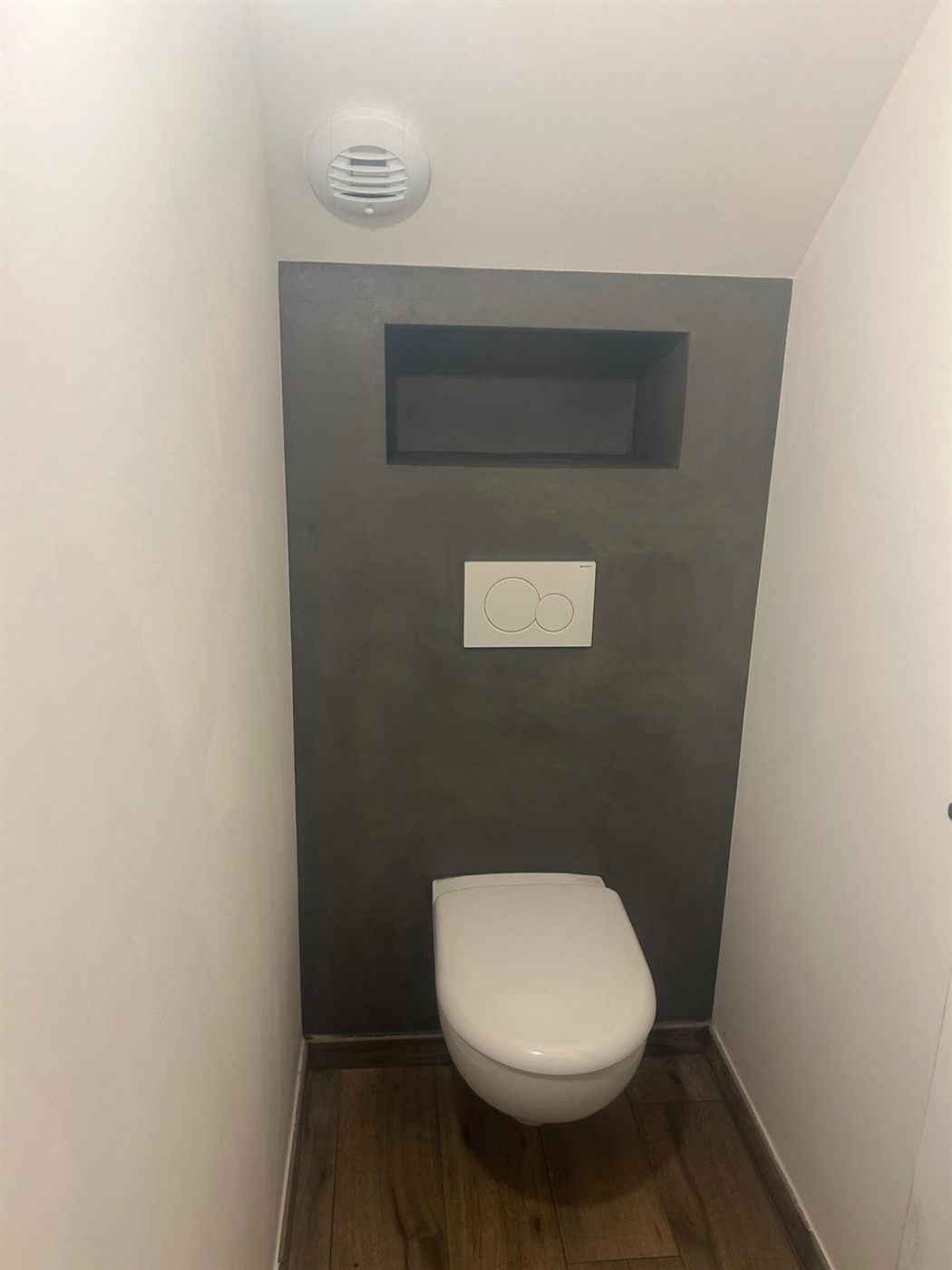 WC avec coffrage en béton ciré anthracite et niche de rangement intégrée